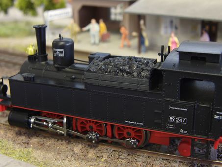 Dampflok BR 89.2 / sächsische VT DR III