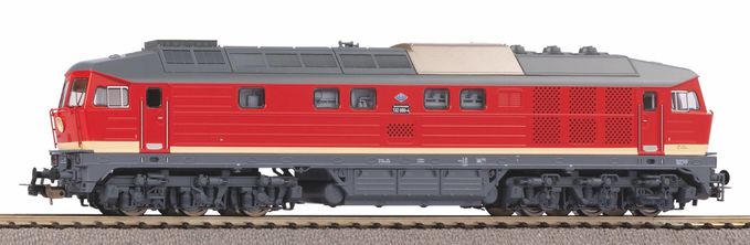 BR 132 Diesel loco w/thin stripes DR IV