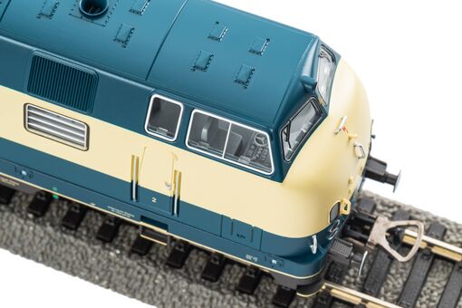 GER: Diesellok BR 221 blau/ beige DB IV + DSS PluX22