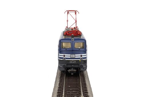 E 10 477 Electric w/warning stripes DB III
