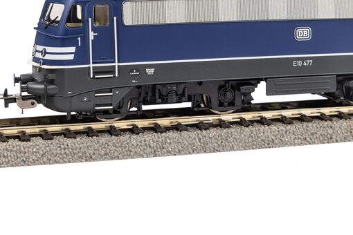 E 10 477 Electric w/warning stripes DB III