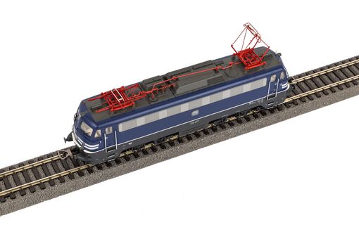 E 10 477 Electric w/warning stripes DB III