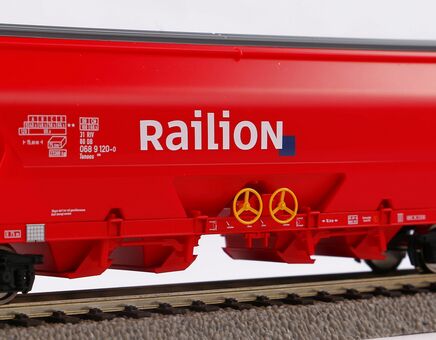 Tanoos Covered Hopper car Railion V