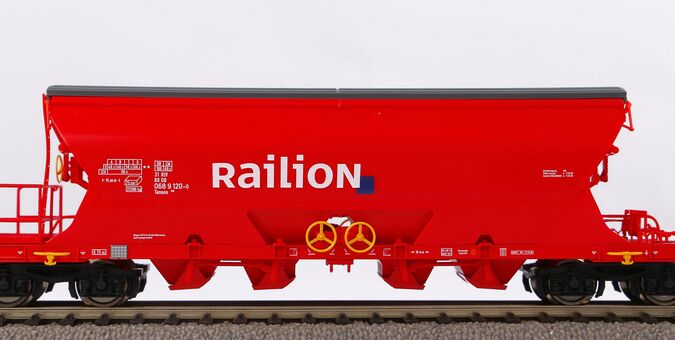 Tanoos Covered Hopper car Railion V