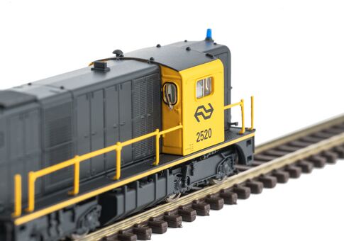GER: N-Diesellok/Soundlok 2400 grau-gelb, Rundumleuchte IV + Next18 Dec.