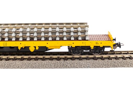 Flachwagen Rs Bauzug VI beladen mit Betonschwellenstapel