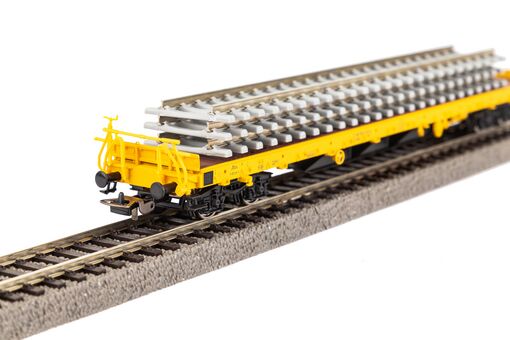 Flachwagen Rs Bauzug VI beladen mit Betonschwellenstapel