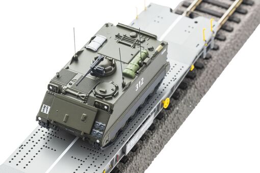 Panzertransportwagen Slmmnps mit M113 Sch&uuml;tzenpanzer SBB-CFF V