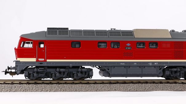 BR 132 Diesel loco w/thin stripes DR IV Sound