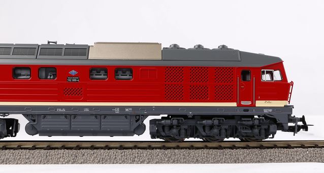 BR 132 Diesel loco w/thin stripes DR IV Sound
