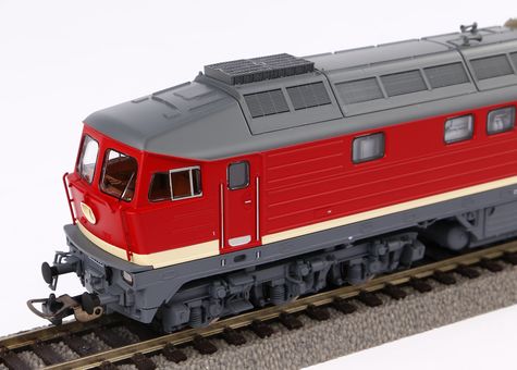 BR 132 Diesel loco w/thin stripes DR IV Sound