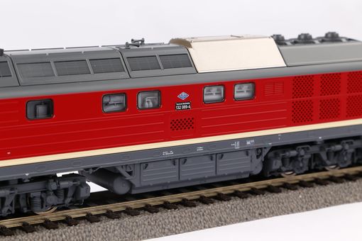 BR 132 Diesel loco w/thin stripes DR IV Sound