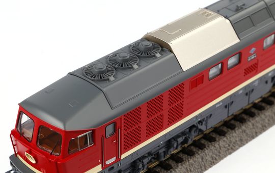 BR 132 Diesel loco w/thin stripes DR IV Sound