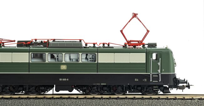 GER: ~E-Lok/Sound BR 151 grün DB IV + PluX22 Dec.